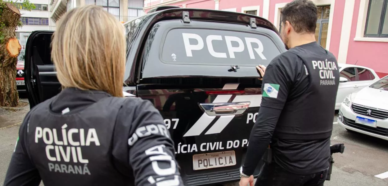 Agentes e viatura da Polícia Civil do Paraná