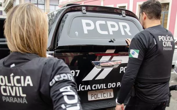 Agentes e viatura da Polícia Civil do Paraná