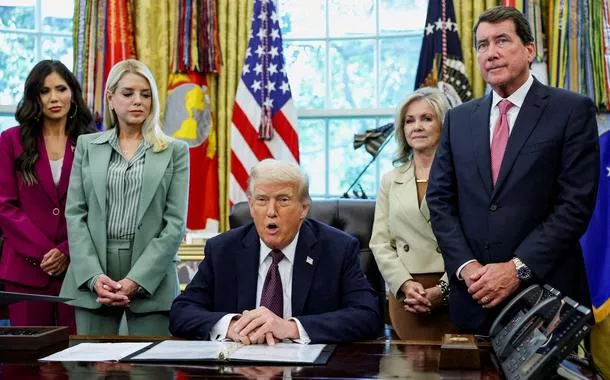 Ditadura: Trump ameaça cancelar licenças de TVs e rádios que criticam governo