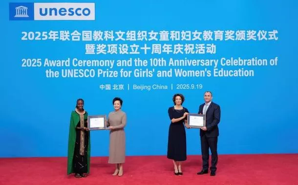 Peng Liyuan participa da cerimônia de premiação da UNESCO para educação de meninas e mulheres