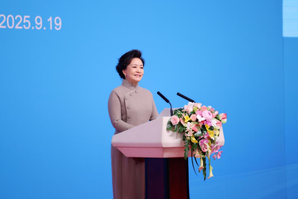 Peng Liyuan participa da cerimônia de premiação da UNESCO para educação de meninas e mulheres