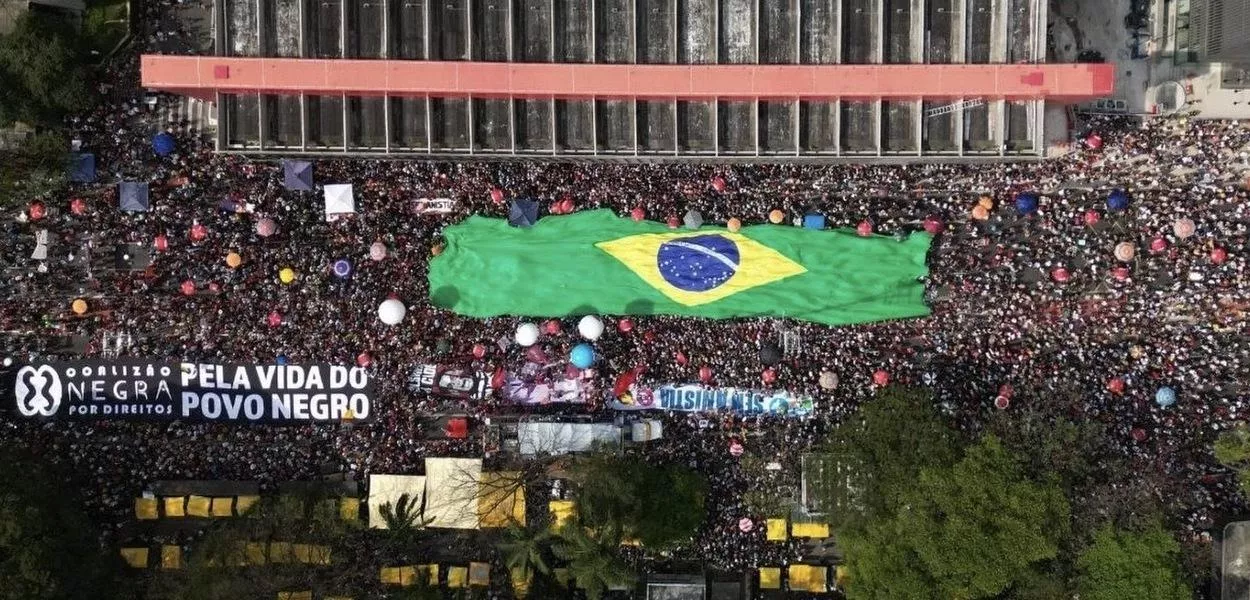 Bandeira do Brasil em ato contra a anistia