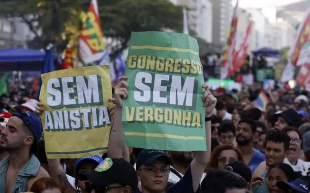 Rio de Janeiro (RJ), 21/09/25 - Manifestantes protestam contra a PEC da Blindagem e PL da Anistia na orla de Copacabana. Foto: Tânia Rêgo/Agência Brasil