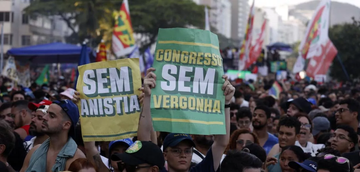 Rio de Janeiro (RJ), 21/09/25 - Manifestantes protestam contra a PEC da Blindagem e PL da Anistia na orla de Copacabana. Foto: Tânia Rêgo/Agência Brasil