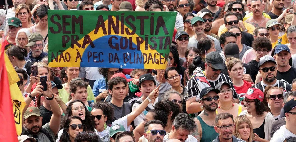São Paulo (SP), 21/09/2025 Manifestantes participam de ato contra a PEC da Anistia e da Blindagem, no MASP. Foto: Paulo Pinto/Agência Brasil
