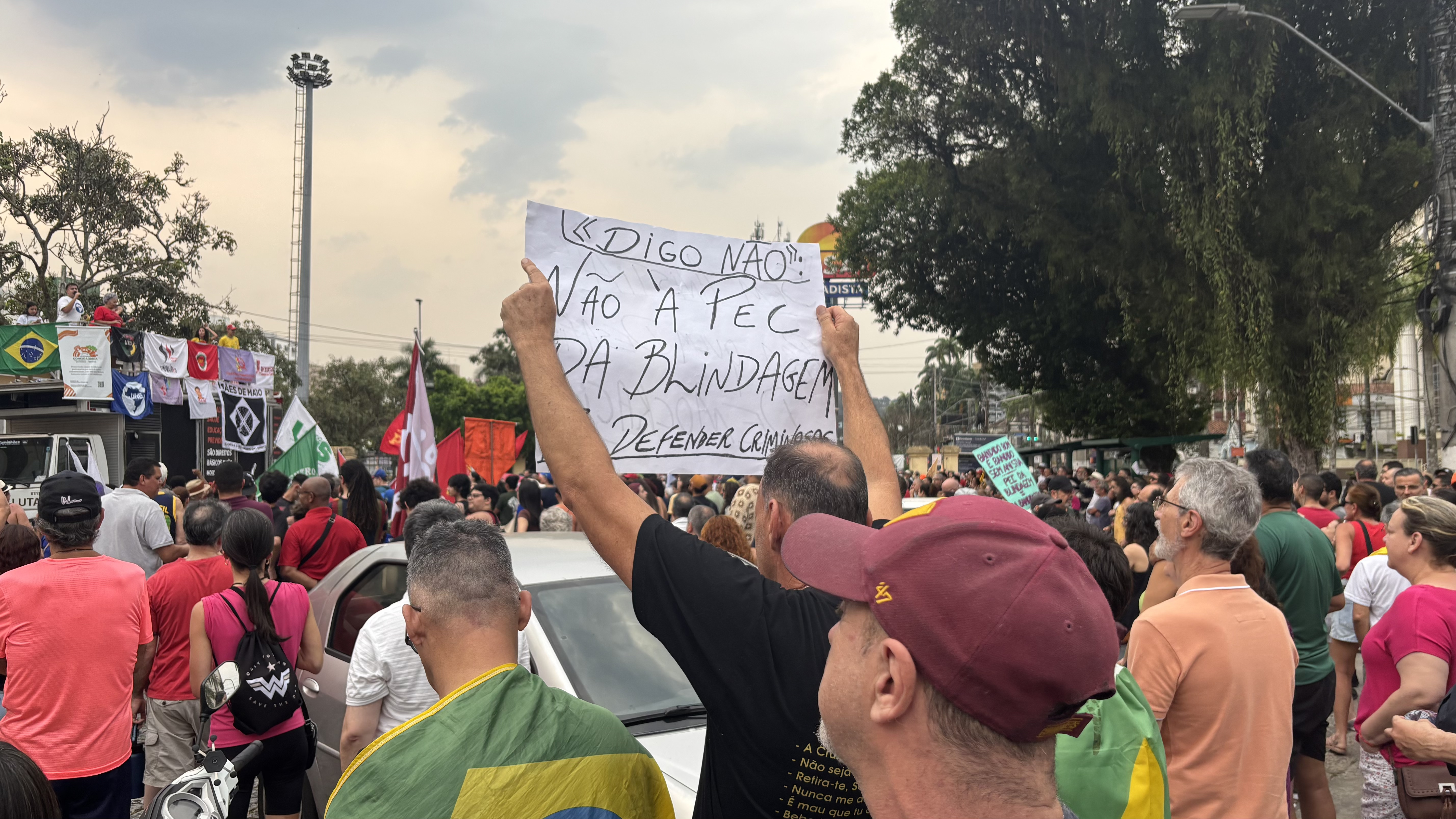 A imagem mostra cartaz dizendo "Digo não à PEC da Blindagem para defender criminosos" na concentração dos manifestantes na Estação da Cidadania de Santos contra a PEC da Blindagem e a Anistia neste domingo, 21 de setembro de 2025