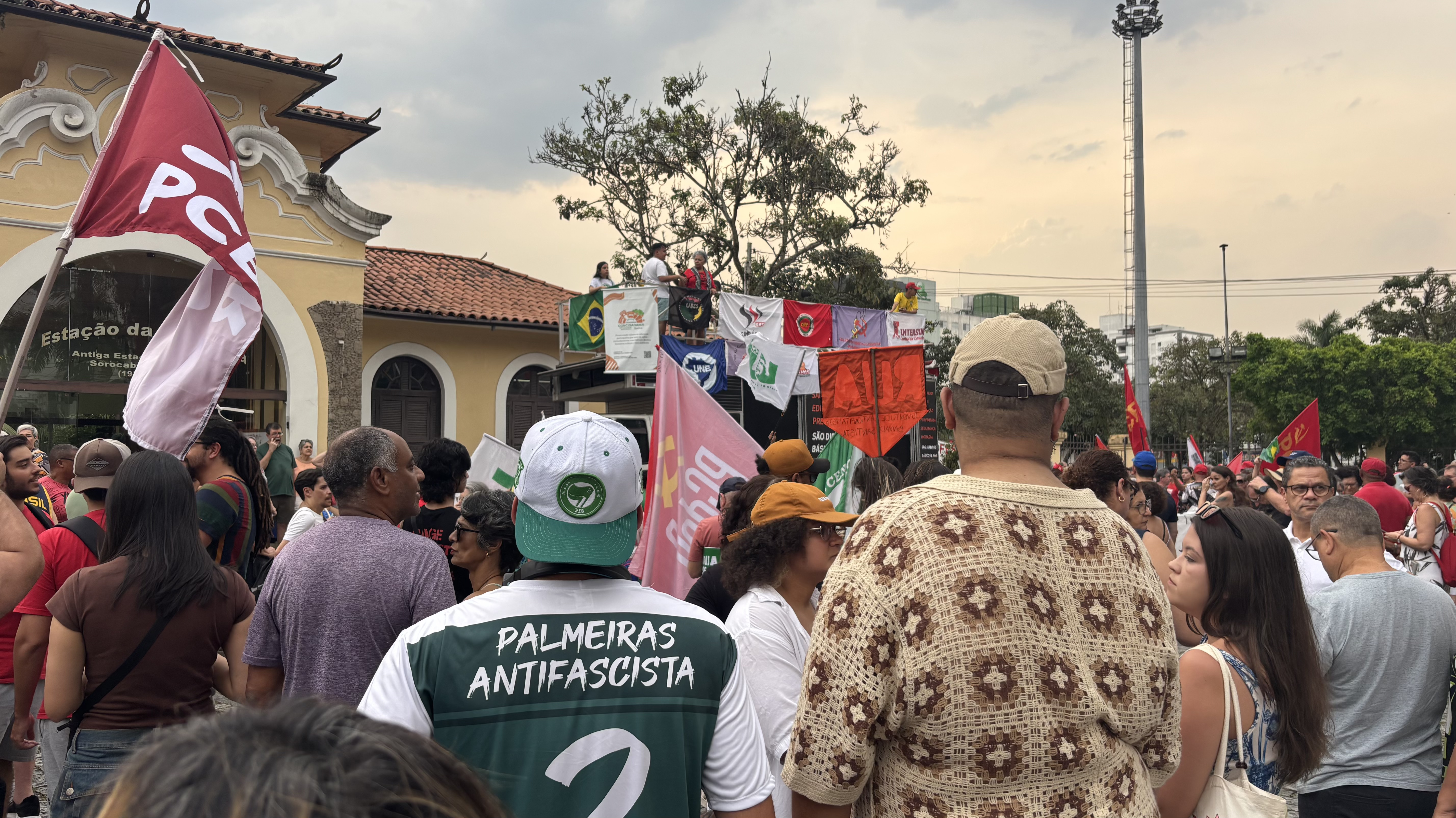 A imagem mostra a concentração dos manifestantes na Estação da Cidadania de Santos contra a PEC da Blindagem e a Anistia neste domingo, 21 de setembro de 2025
