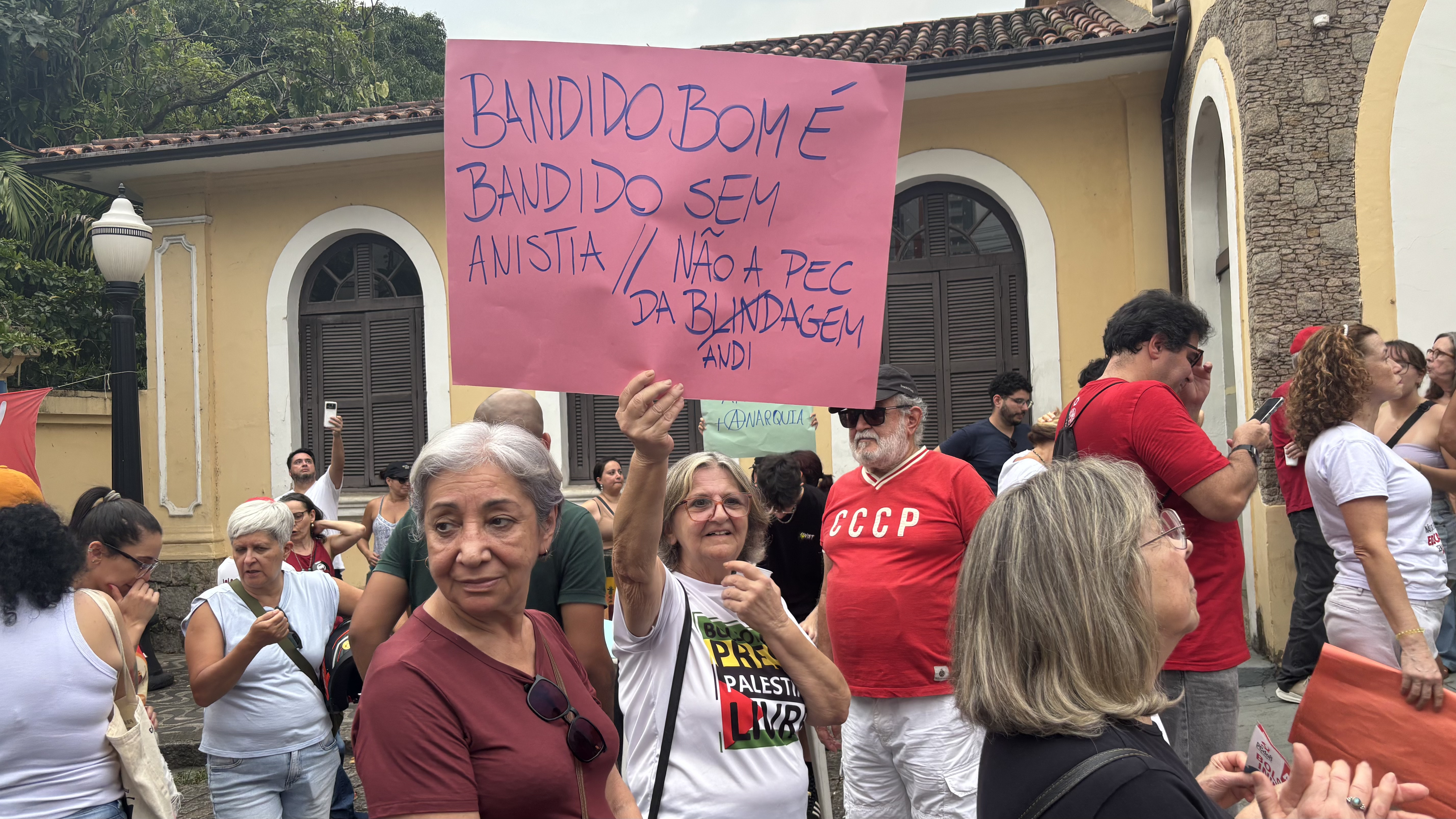 A imagem mostra cartaz dizendo "Bandido bom é bandido sem anistia" durante a concentração dos manifestantes na Estação da Cidadania de Santos contra a PEC da Blindagem e a Anistia neste domingo, 21 de setembro de 2025
