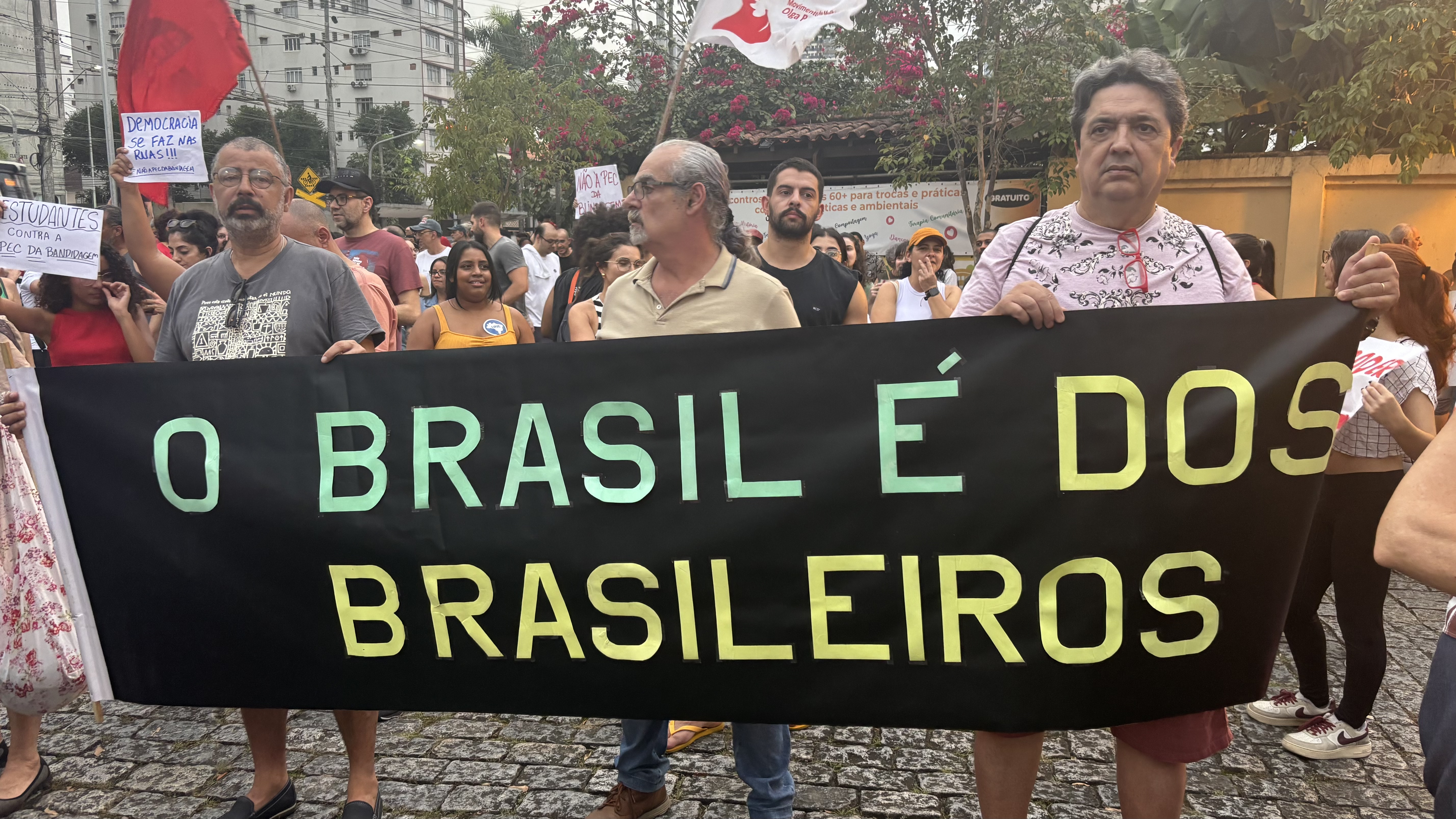 A imagem mostra cartaz dizendo "O Brasil é dos Brasileiros" durante concentração dos manifestantes na Estação da Cidadania de Santos contra a PEC da Blindagem e a Anistia neste domingo, 21 de setembro de 2025