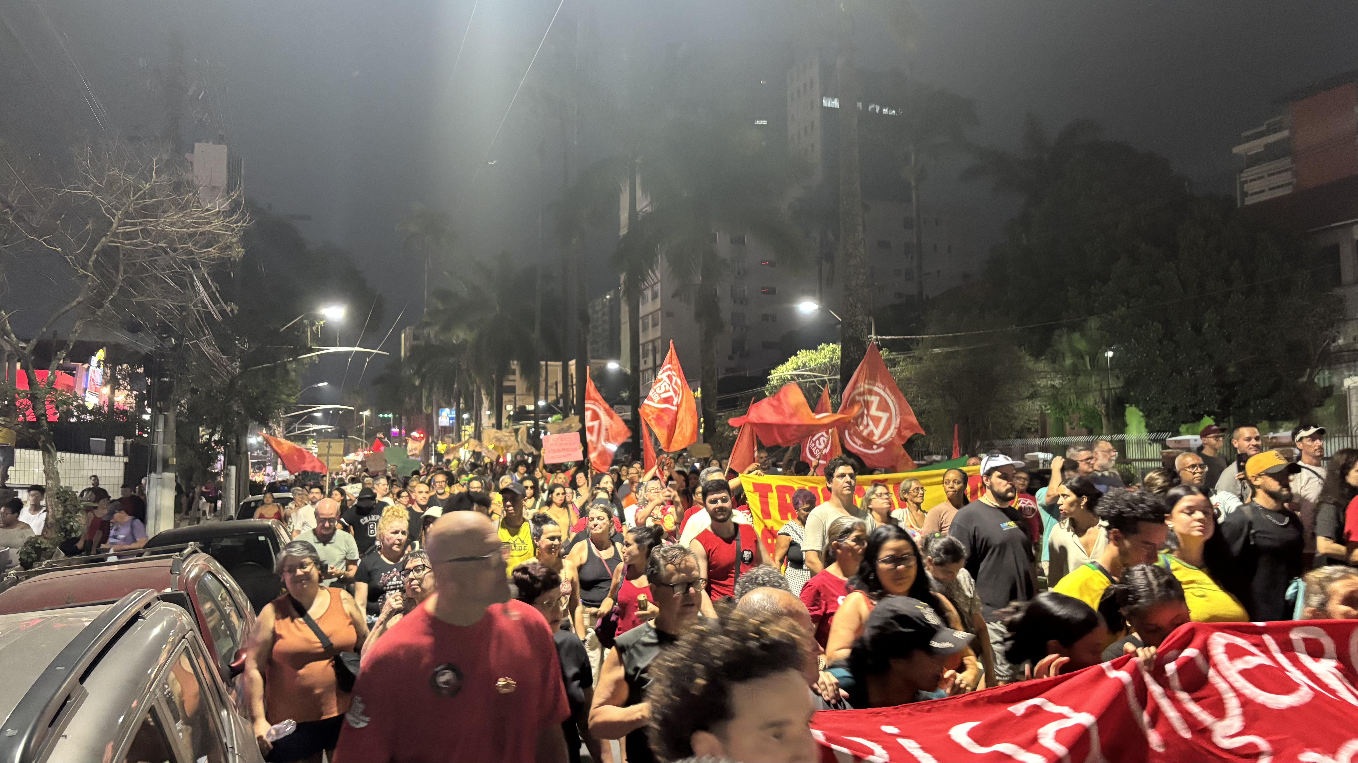 A imagem mostra a concentração dos manifestantes na Avenida Ana Costa, de Santos, contra a PEC da Blindagem e a Anistia neste domingo, 21 de setembro de 2025