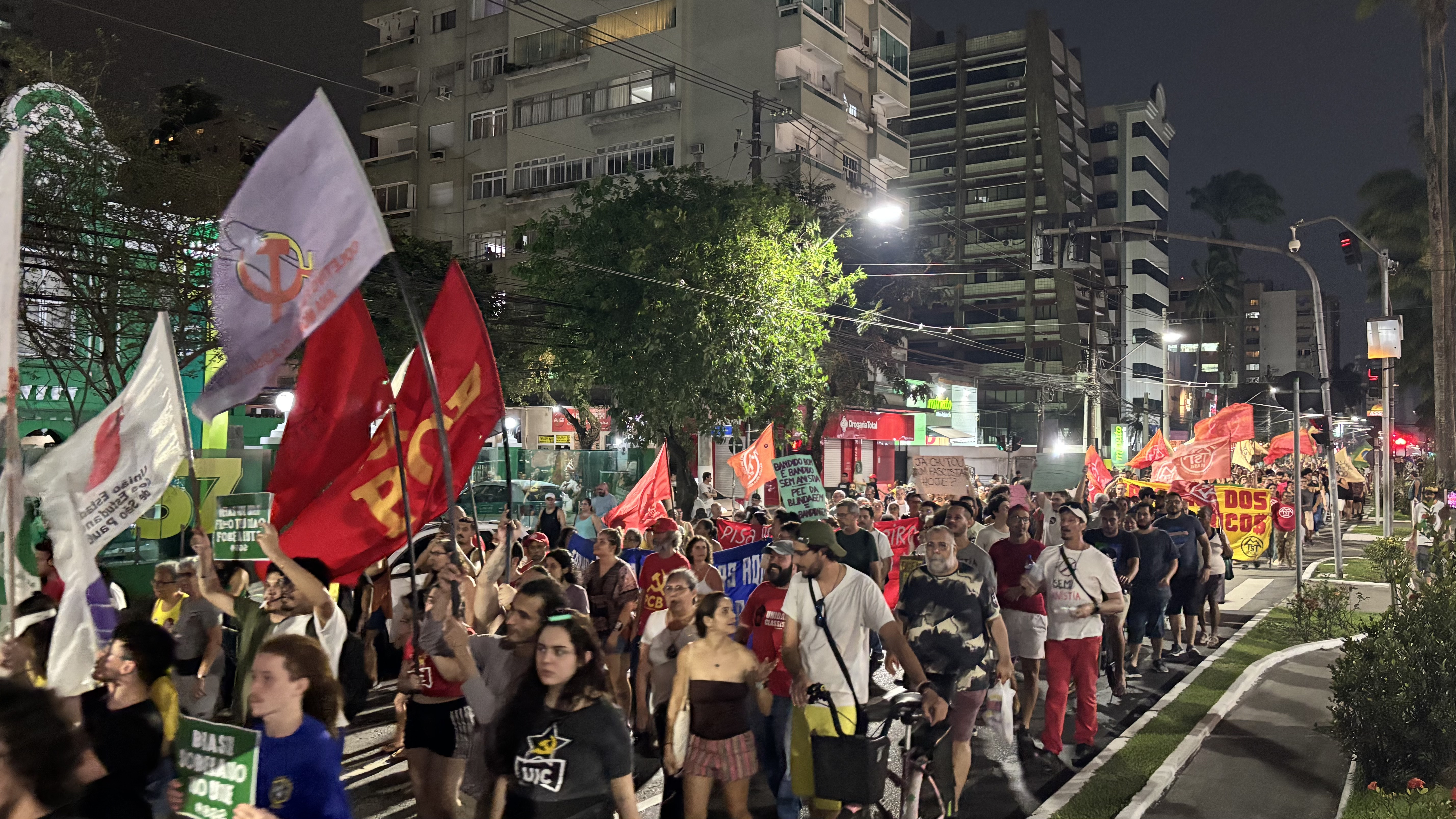 A imagem mostra a concentração dos manifestantes na Avenida Ana Costa, de Santos, contra a PEC da Blindagem e a Anistia neste domingo, 21 de setembro de 2025