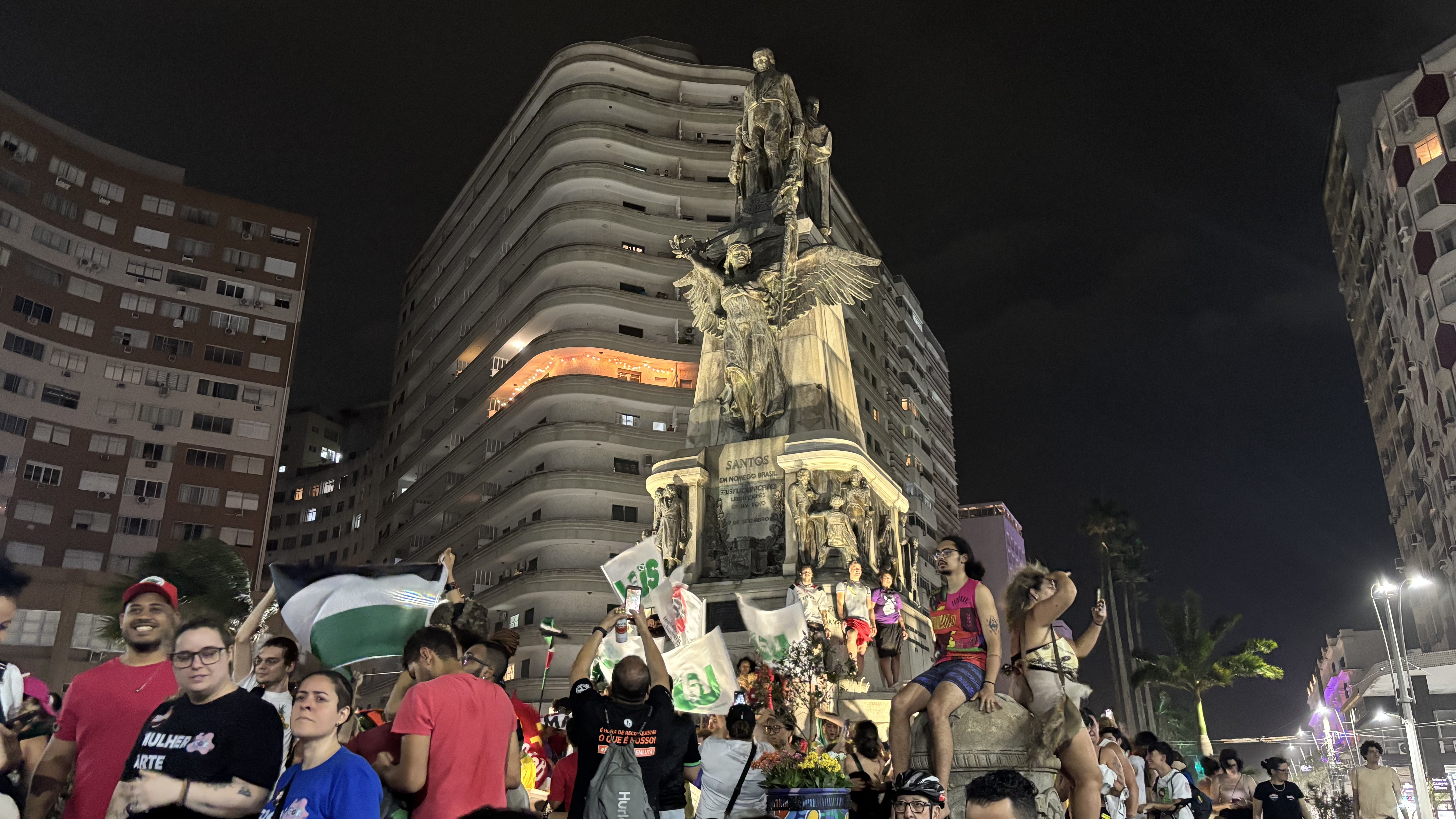 A imagem mostra a concentração dos manifestantes na Praça da Independência, de Santos, contra a PEC da Blindagem e a Anistia neste domingo, 21 de setembro de 2025