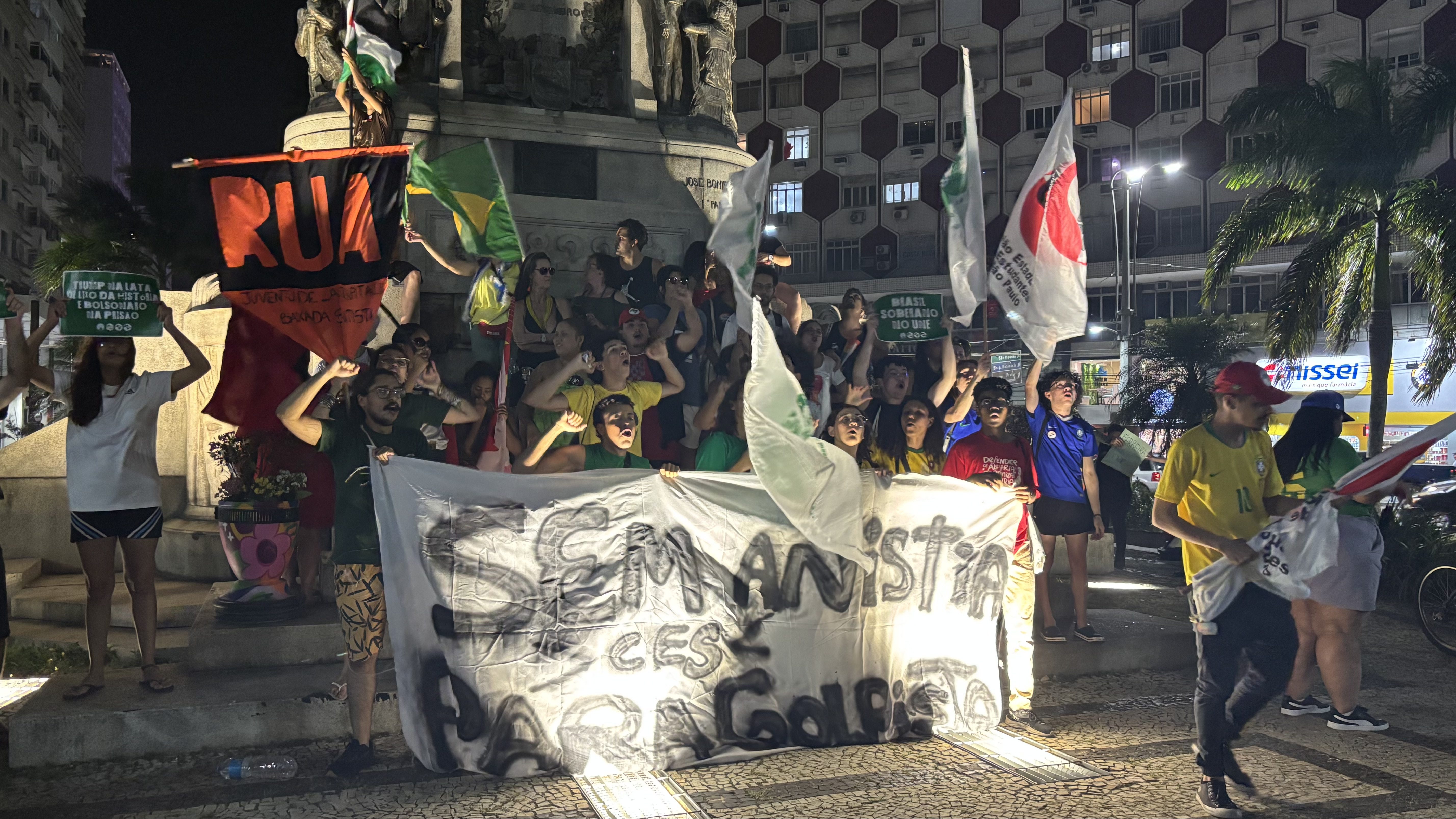 A imagem mostra a concentração dos manifestantes na Praça da Independência, em Santos, contra a PEC da Blindagem e a Anistia neste domingo, 21 de setembro de 2025