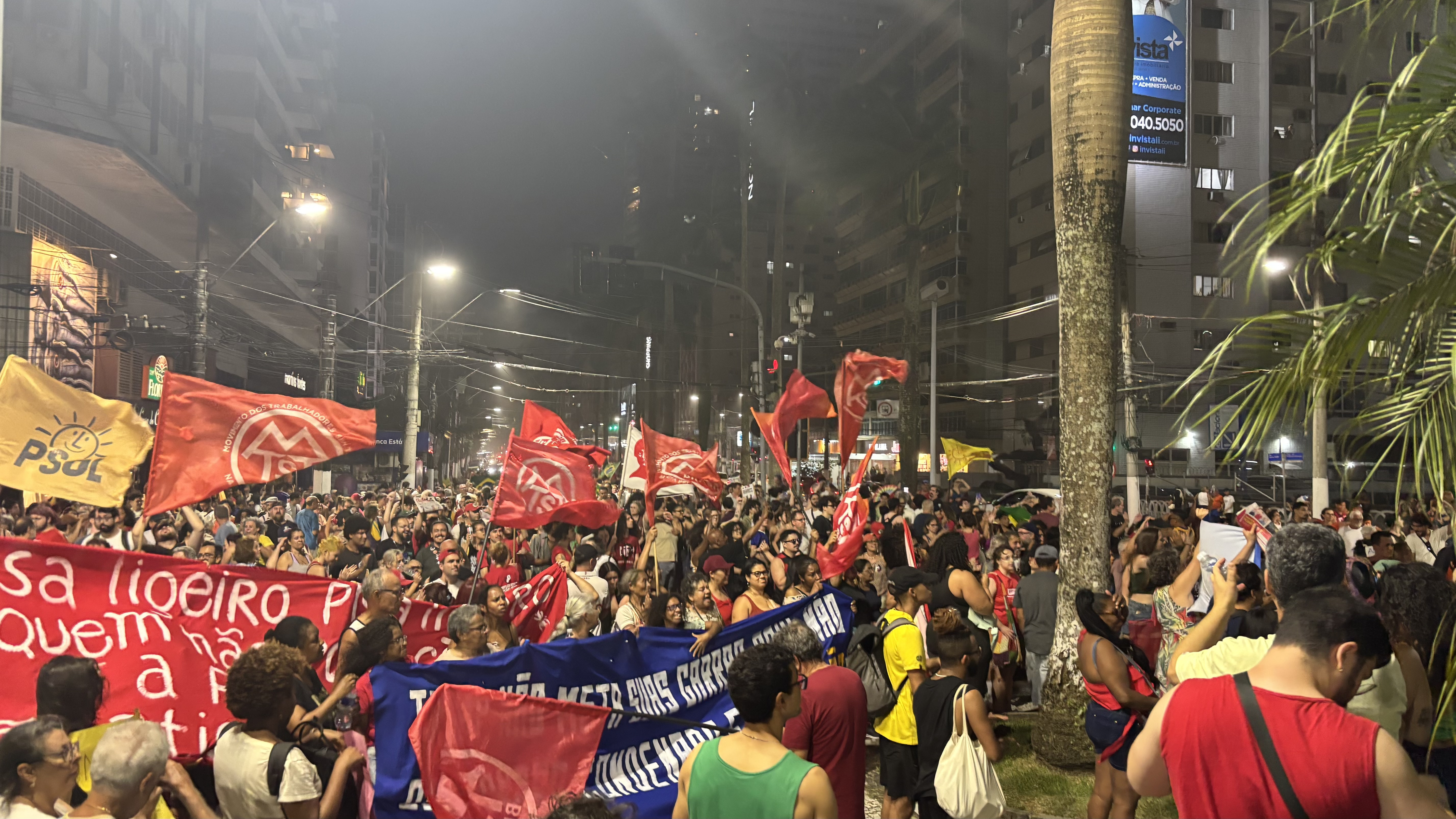 A imagem mostra a concentração dos manifestantes na Avenida Ana Costa, de Santos, contra a PEC da Blindagem e a Anistia neste domingo, 21 de setembro de 2025