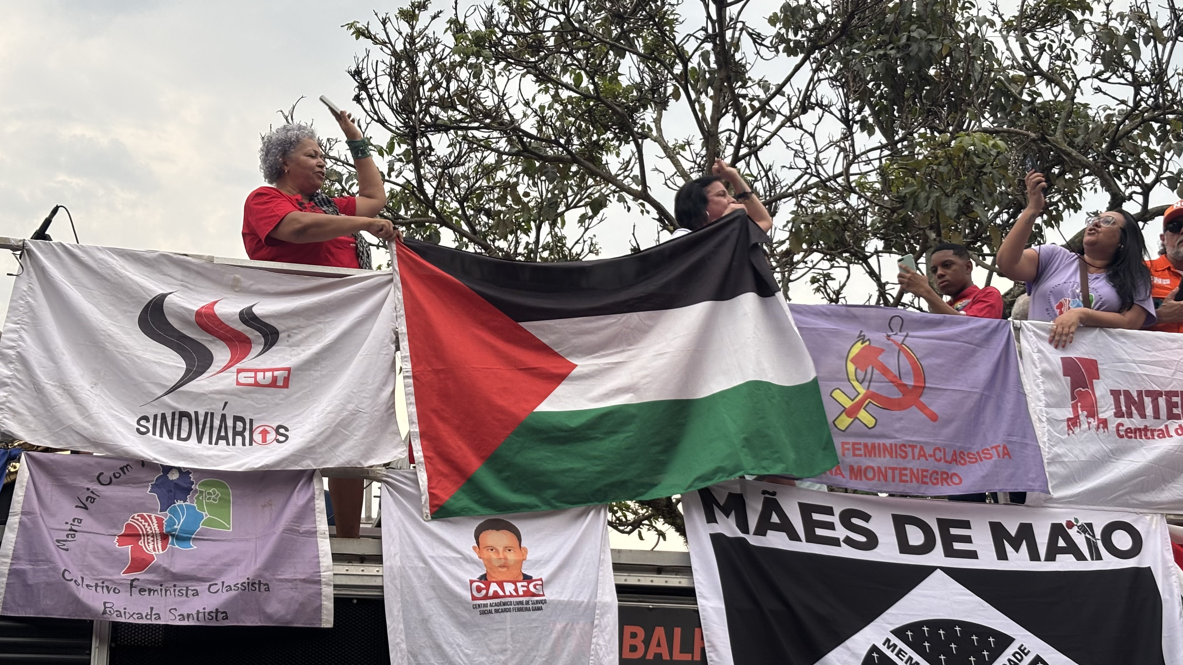 Bandeira da Palestina em destaque durante ato em Santos contra PEC da Blindagem e anistia