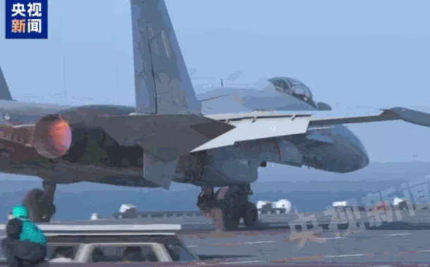 Três tipos de aeronaves completam decolagens assistidas por catapulta eletromagnética e pousos no porta-aviões chinês Fujian