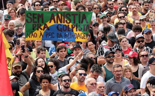 Manifestantes participam de ato contra a PEC da Anistia e da Blindagem, no MASP