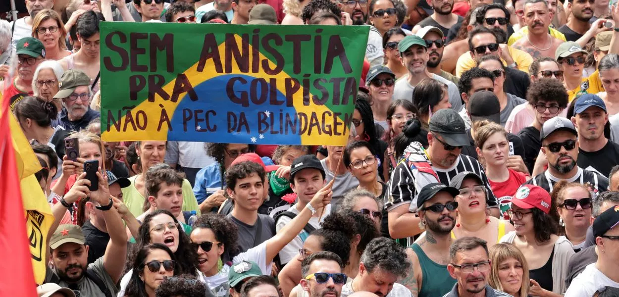 São Paulo (SP) - 21/09/2025 - Manifestantes participam de ato contra a PEC da Anistia e da Blindagem, no MASP