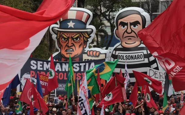 Centrais sindicais e os movimentos populares que compõem as Frentes Brasil Popular e Povo Sem Medo realizam ato em defesa da soberania e da pauta da classe trabalhadora, na Praça da República