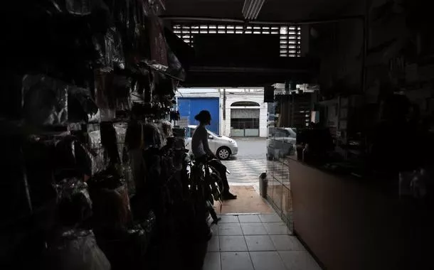 São Paulo (SP), 22/09/2025 - Fortes chuvas e ventania provoca queda de energia em bares e lojas da rua Barão de Limeira 