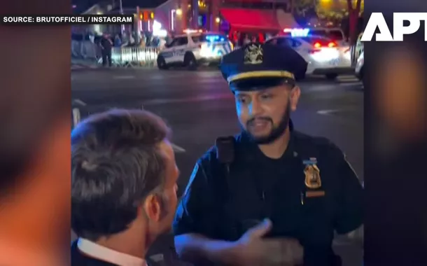 Emmanuel Macron conversa com policial em Nova York