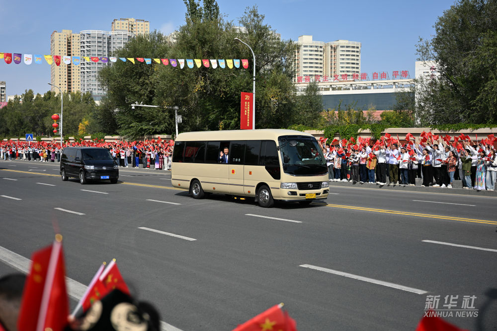 Xi Jinping chega a Urumqi para as celebrações do 70º aniversário da fundação da Região Autônoma Uigur de Xinjiang