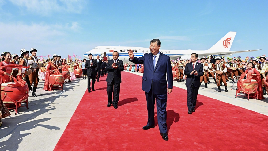 Xi Jinping chega a Urumqi para as celebrações do 70º aniversário da fundação da Região Autônoma Uigur de Xinjiang