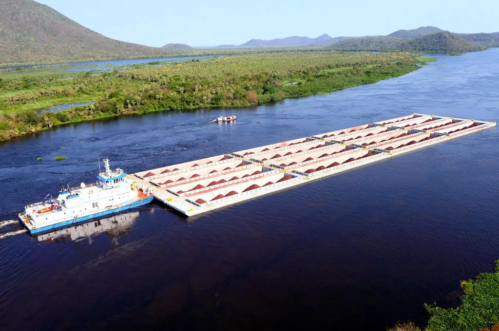Embarcação da companhia Hidrovias do Brasil