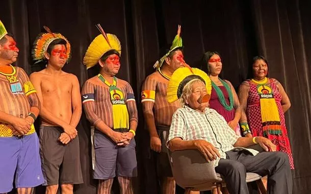 Cacique Raoni e seus netos