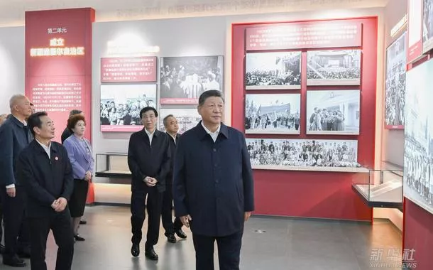 Xi Jinping visita exposição que marca 70º aniversário da Região Autônoma Uigur de Xinjiang