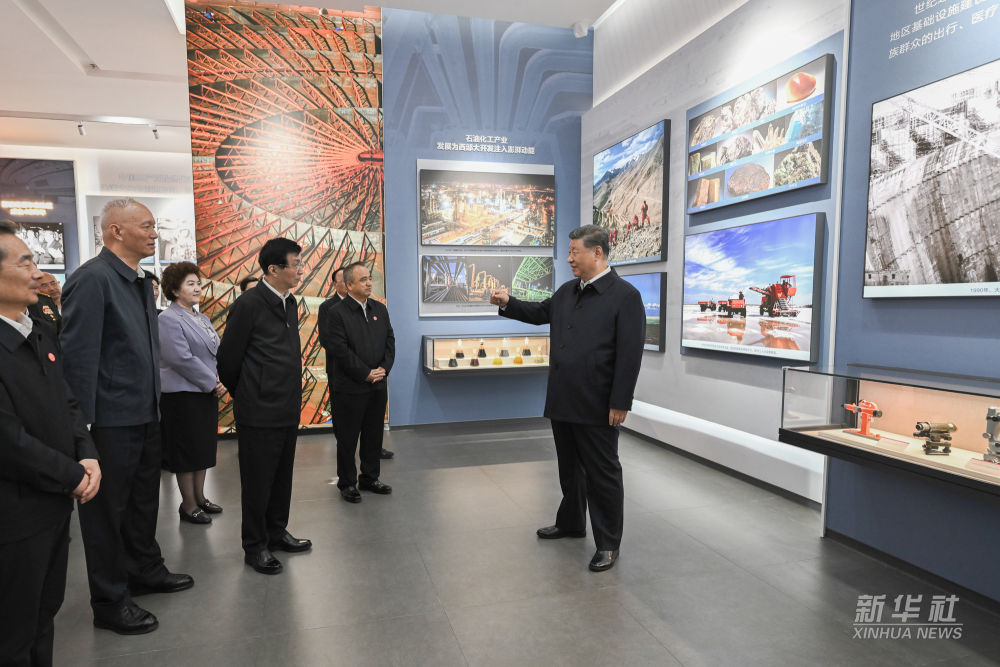 Xi Jinping visita exposição que marca 70º aniversário da Região Autônoma Uigur de Xinjiang