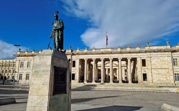Vista geral do Capitólio Nacional, que abriga o Congresso Colombiano, visto da Praça Bolívar em Bogotá, Colômbia, 19 de julho de 2022