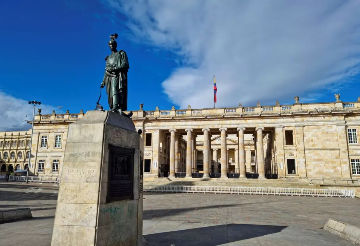 Vista geral do Capitólio Nacional, que abriga o Congresso Colombiano, visto da Praça Bolívar em Bogotá, Colômbia, 19 de julho de 2022