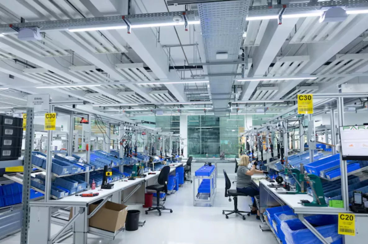 Um funcionário monta uma máquina de café totalmente automática na fábrica da fabricante suíça Thermoplan em Weggis, Suíça, 27 de agosto de 2025