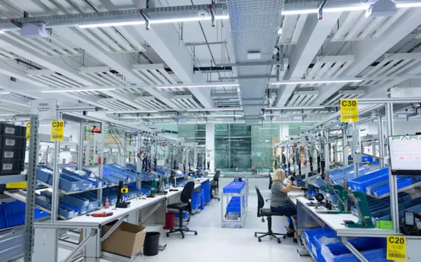 Um funcionário monta uma máquina de café totalmente automática na fábrica da fabricante suíça Thermoplan em Weggis, Suíça, 27 de agosto de 2025