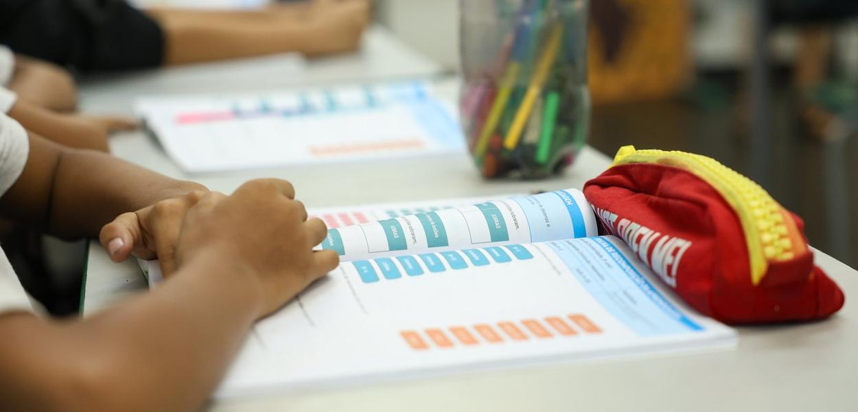 Analfabetismo no Brasil cai para menos de 5%, mas ainda atinge 8,4 milhões de pessoas em 2025