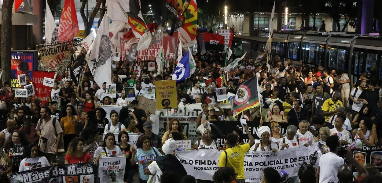 Rio de Janeiro (RJ), 24/08/2023 - Integrantes do movimento negro protestam contra a violência policial em caminhada na região da Candelária, centro da cidade 
