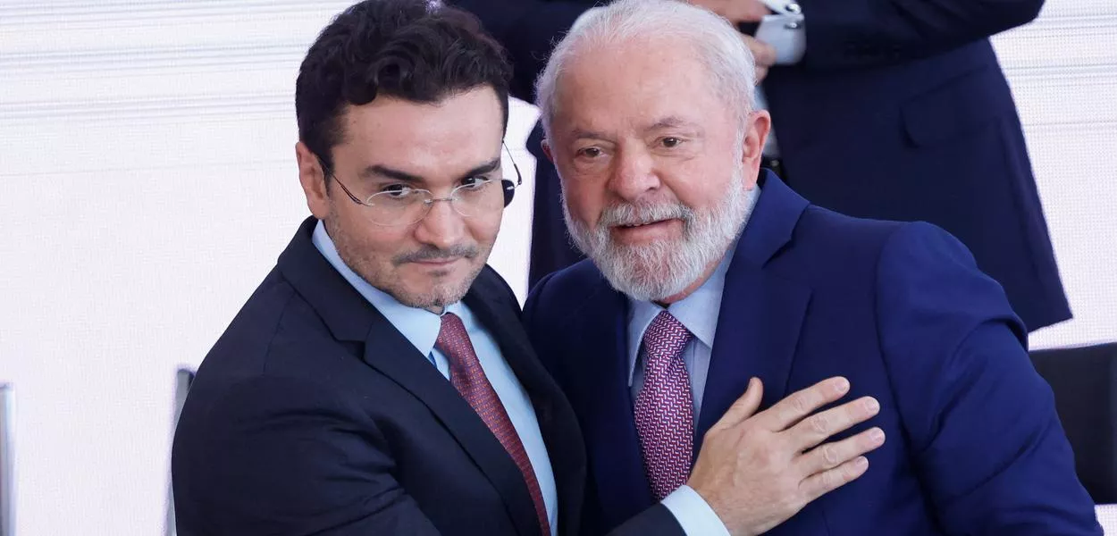 O presidente Lula e o ministro do Turismo, Celso Sabino, se abraçam no dia da posse do titular da pasta - 03/08/2023