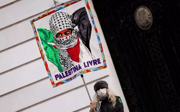 Rio de Janeiro (RJ), 07/07/2025 - Grupos ligados ao Comite de Solidariedade com a Luta do Povo Palestino fazem manifestação contra o genocídio do povo palestino na Faixa de Gaza e por uma Palestina livre, na Cinelândia, no centro da cidade 