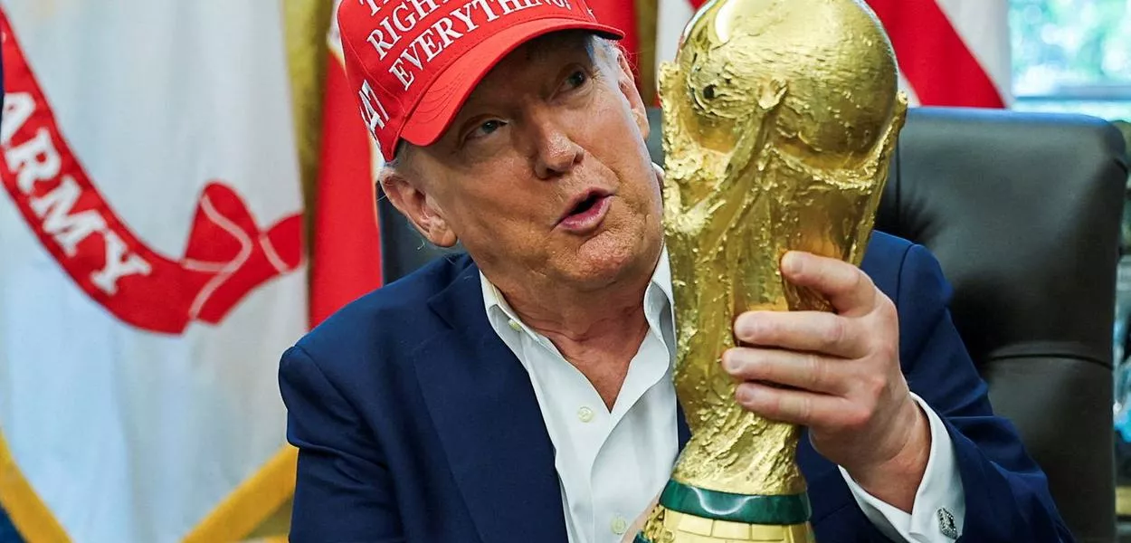 O presidente dos EUA, Donald Trump, com troféu da Copa do Mundo - 22/8/2025