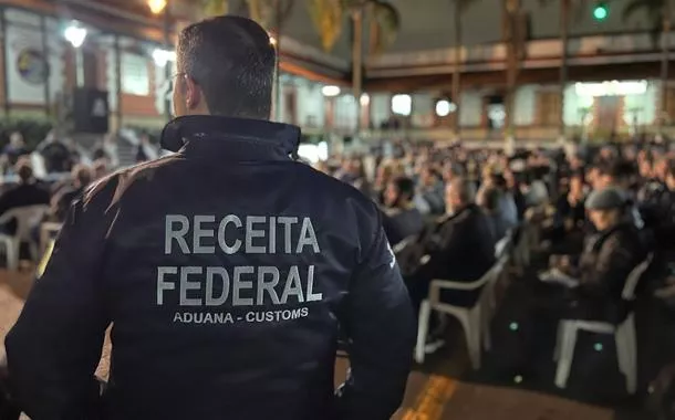 Agentes da Receita Federal durante ação conjunta da Operação Carbono Oculto, que investiga esquema de lavagem de dinheiro no setor de combustíveis