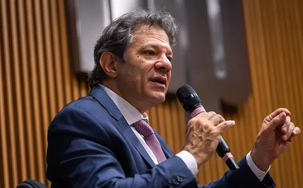 Haddad afirma que atrelar votação da isenção do IR à da anistia é uma "loucura"