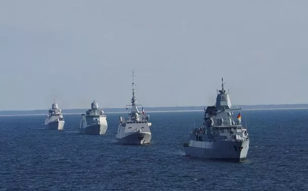 Navios da Marinha navegam durante o exercício Northern Coasts no Mar Báltico