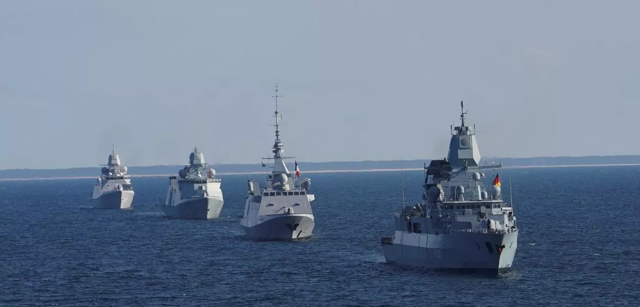 Navios da Marinha navegam durante o exercício Northern Coasts no Mar Báltico