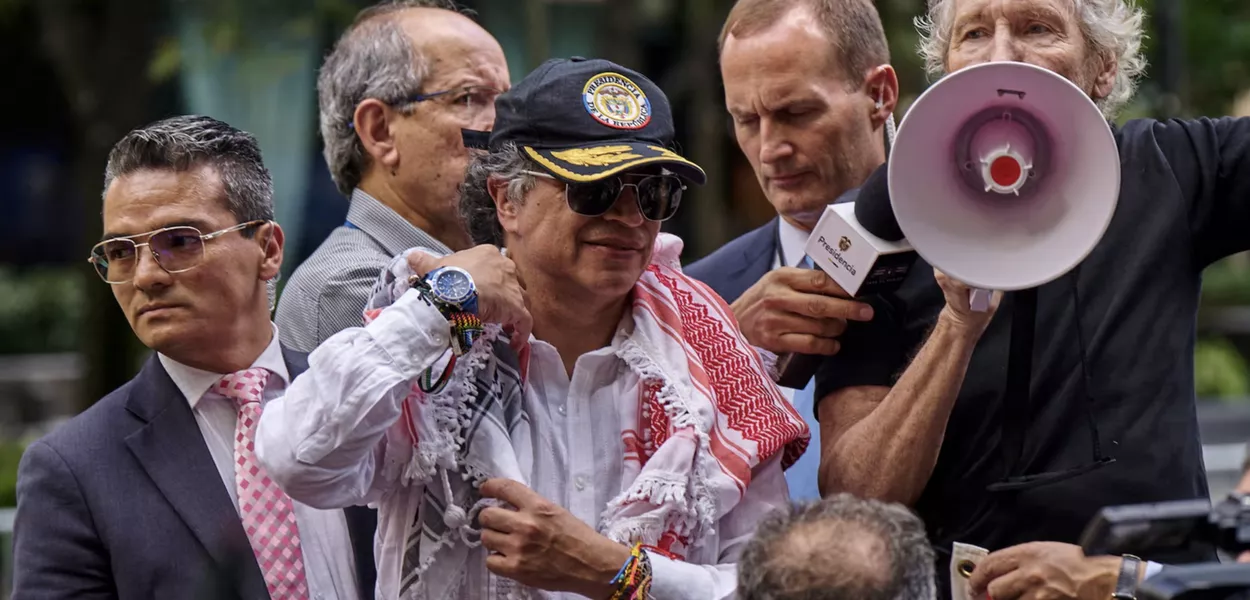 Gustavo Petro participa de protesto ao lado de Roger Waters