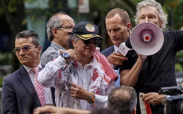 Gustavo Petro participa de protesto ao lado de Roger Waters