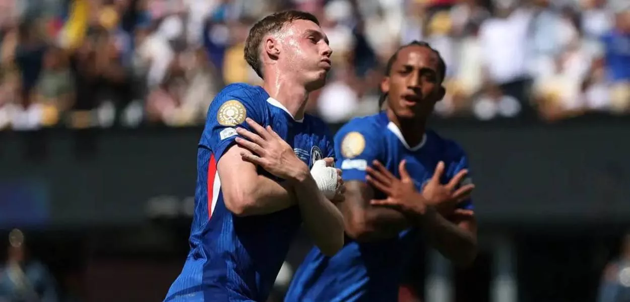 Jogadores do chelsea comemorando um com gol contra o PSG