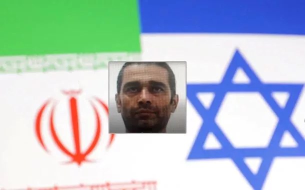 Bahram Choubi Asl e as bandeiras do Irã (à esq.) e de Israel ao fundo