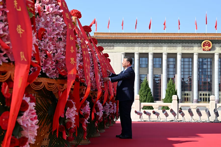 Xi Jinping presta homenagem a heróis nacionais no Dia dos Mártires