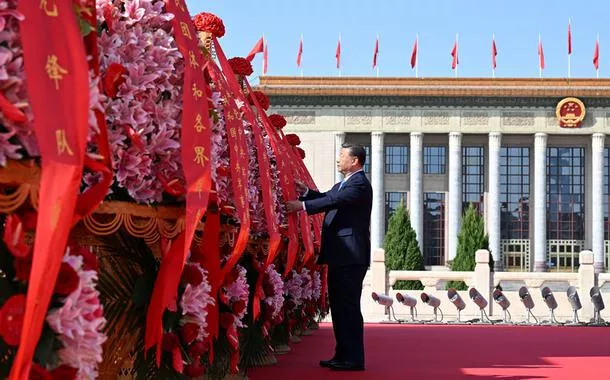 Xi Jinping presta homenagem a heróis nacionais no Dia dos Mártires
